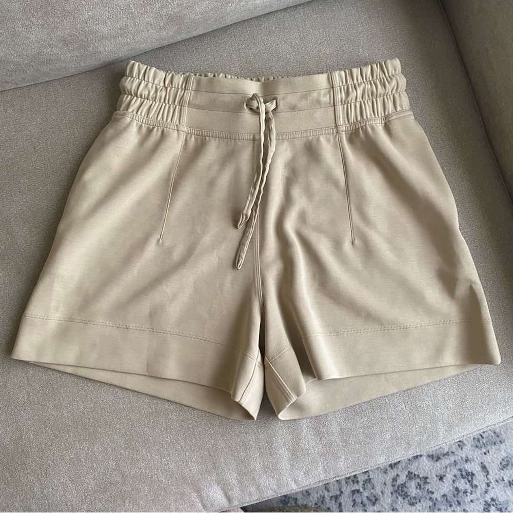 Lululemon Soft Ambitions High Rise Short Trench